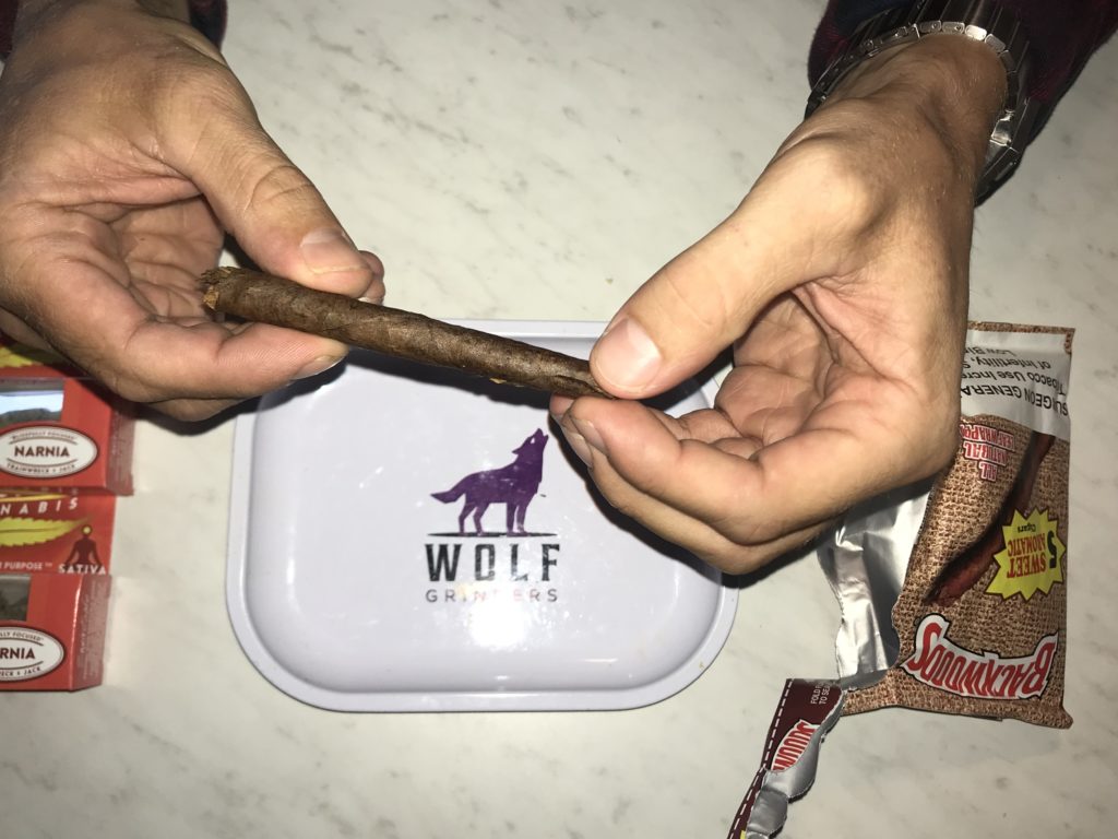 HOW TO ROLL ANY TYPE OF ROACHES INTO A THICK BACKWOOD BLUNT! (Must Watch!)  