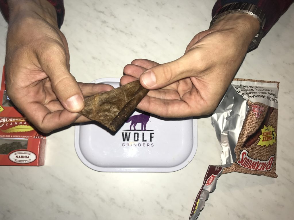 Here's one way to roll a backwoods blunt ˙ ͜ʟ˙💨 #weedfeed